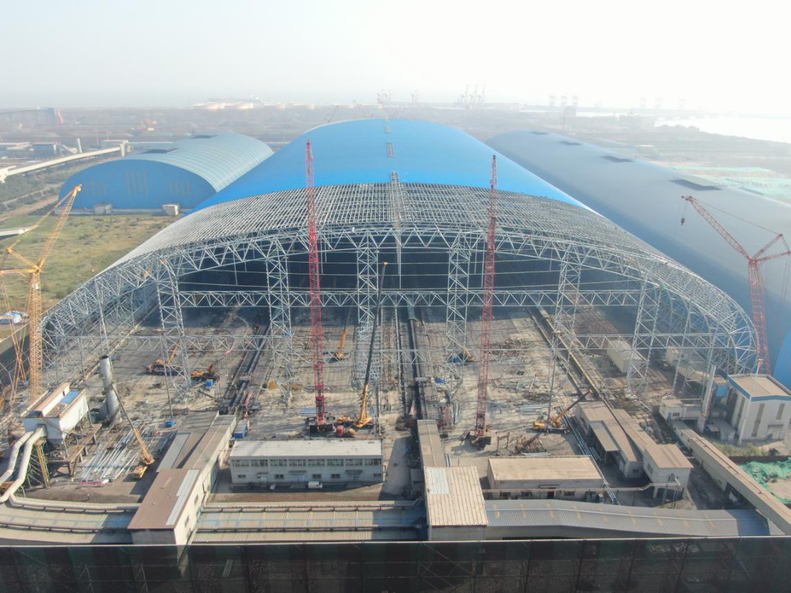 首钢京唐公司球团料场改造封闭工程管桁架主体结构完工