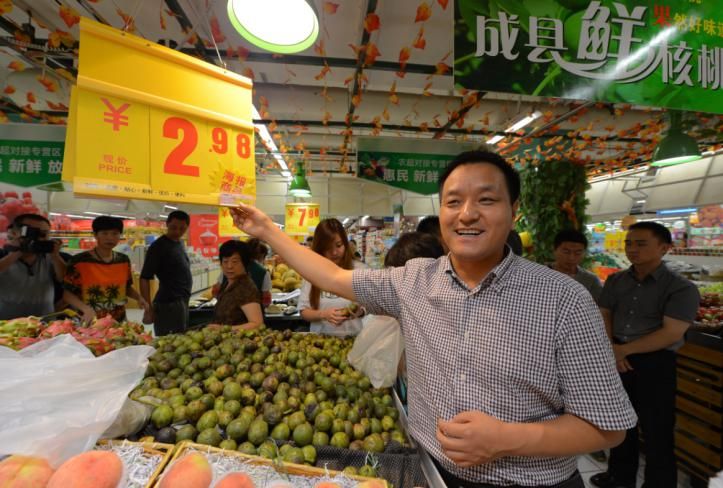 成县县委书记李祥在超市推销核桃