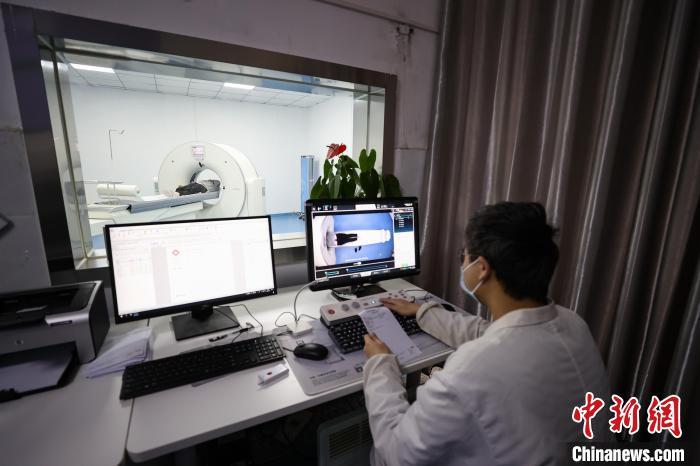 1月3日,贵州贵定云雾镇中心卫生院,医护人员在给一名患者进行CT检查。 瞿宏伦 摄