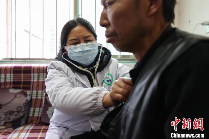 1月3日,贵州贵定云雾镇摆谷村,村医罗海香在村民家中开展义诊服务。 瞿宏伦 摄
