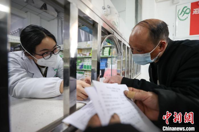 1月3日,贵州贵定云雾镇中心卫生院,药师在告知村民用药注意事项。 瞿宏伦 摄