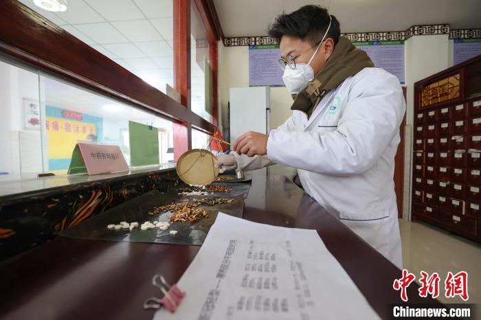 1月3日,贵州贵定云雾镇中心卫生院,药师正在中药房调配新冠治疗方剂。 瞿宏伦 摄