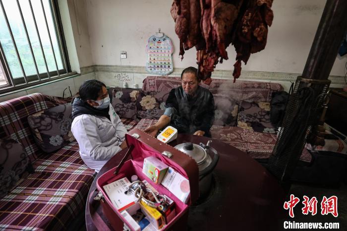 1月3日,贵州贵定云雾镇摆谷村,村医罗海香在村民家中开展义诊服务。 瞿宏伦 摄
