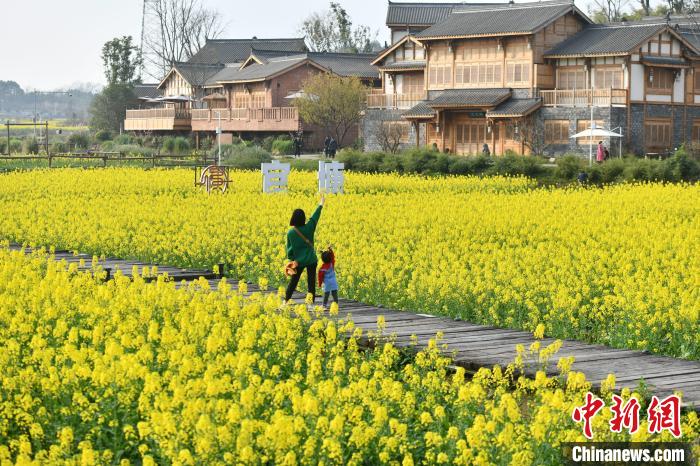 游客打卡官塘新村。　张浪 摄