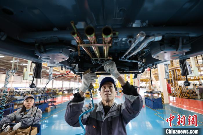 3月13日，工人在組裝汽車零部件。　瞿宏倫 攝