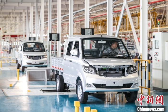 3月13日，工人在檢測待出場的汽車。　瞿宏倫 攝