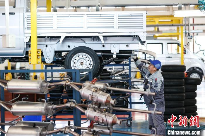 3月13日，工人在安裝汽車輪胎。　瞿宏倫 攝