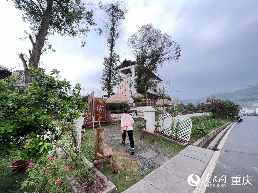 Idle resources in rural areas have been transformed into tea houses for internet celebrities to check in. Photo by Hu Hong, People's Daily Online