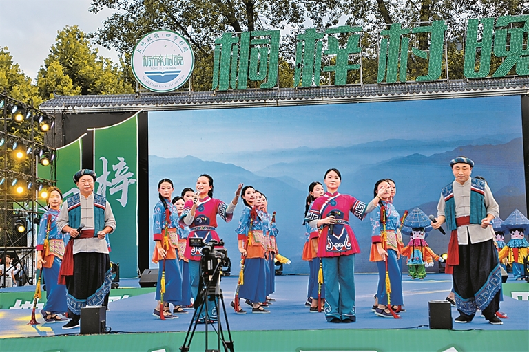 贵州遵义桐梓县:“村晚”激活乡土旅居新业态(图1)